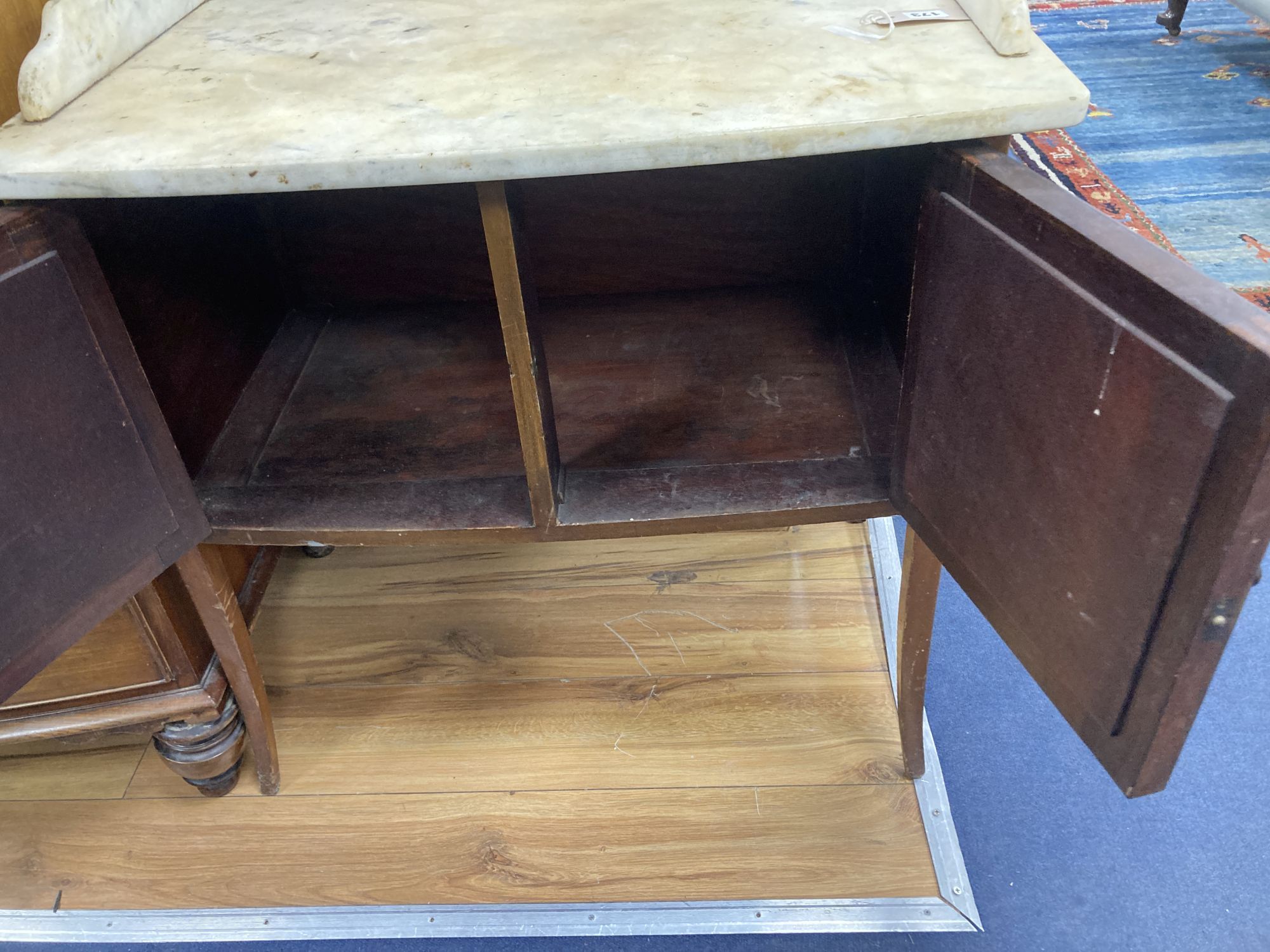 An Edwardian marble top bow front washstand, width 77cm, depth 48cm, height 94cm